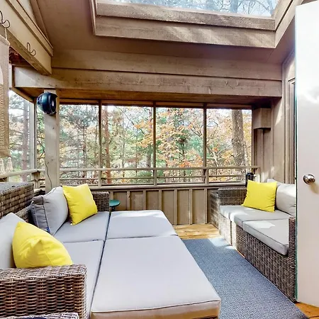 Hawks Nest 48 Hotel